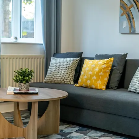 Cozy 3 Bed House With Garden & Parking In Rochester, Kent Mins To Train Station, Wifi Rochester  Exterior foto
