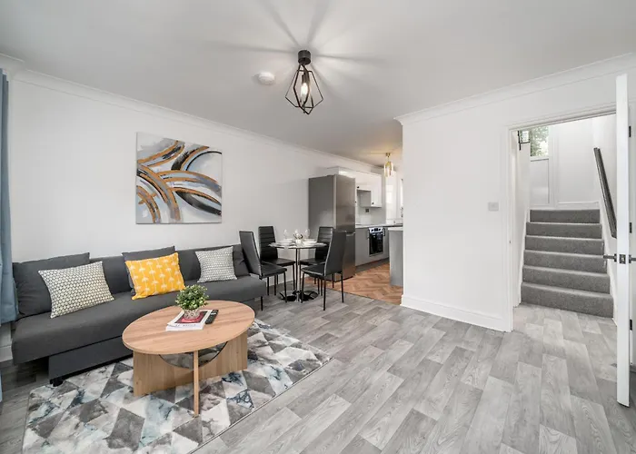 Cozy 3 Bed House With Garden & Parking In Rochester, Kent Mins To Train Station, Wifi