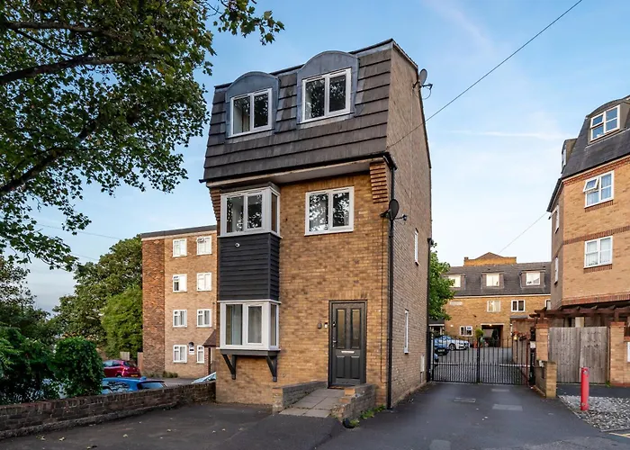 Cozy 3 Bed House With Garden & Parking In Rochester, Kent Mins To Train Station, Wifi