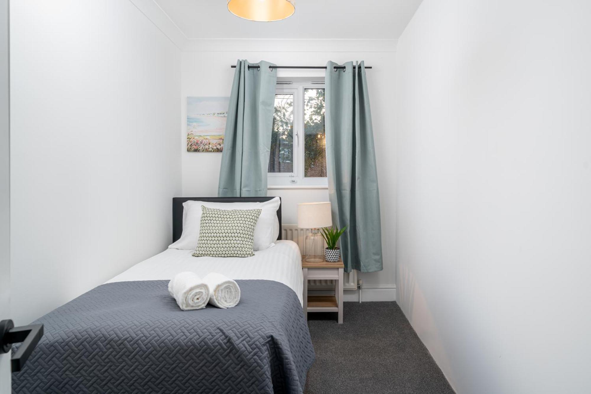 Holiday home Cozy 3 Bed House With Garden & Parking In Rochester, Kent Mins To Train Station, Wifi *
