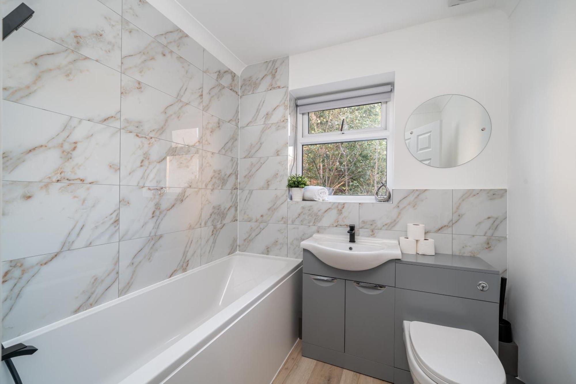 Holiday home Cozy 3 Bed House With Garden & Parking In Rochester, Kent Mins To Train Station, Wifi