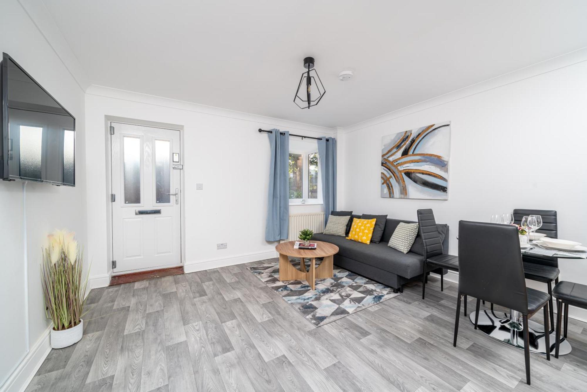 Cozy 3 Bed House With Garden & Parking In Rochester, Kent Mins To Train Station, Wifi Holiday home *