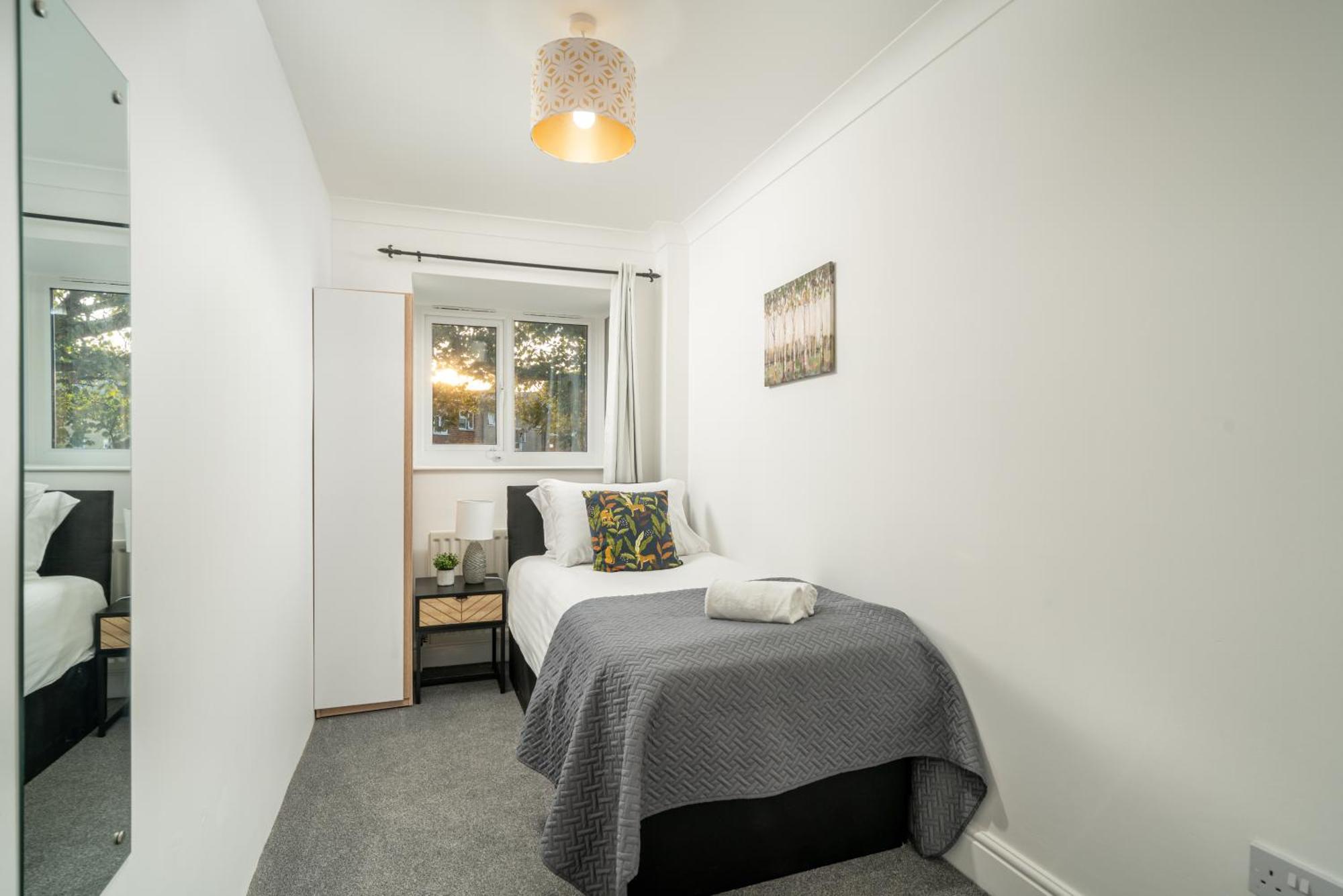Cozy 3 Bed House With Garden & Parking In Rochester, Kent Mins To Train Station, Wifi Rochester (Kent)
