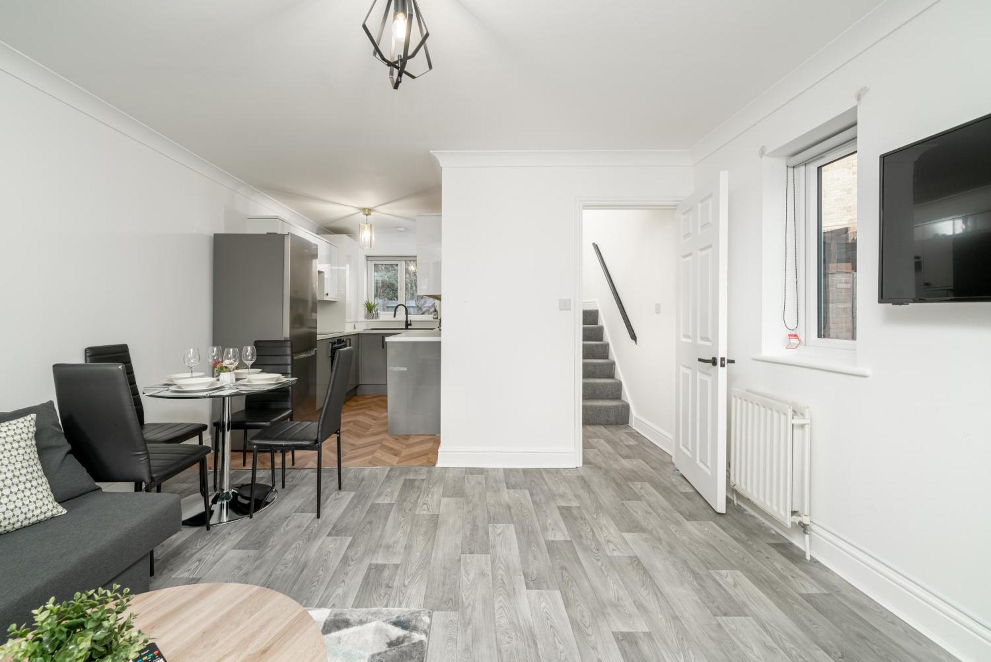 Cozy 3 Bed House With Garden & Parking In Rochester, Kent Mins To Train Station, Wifi