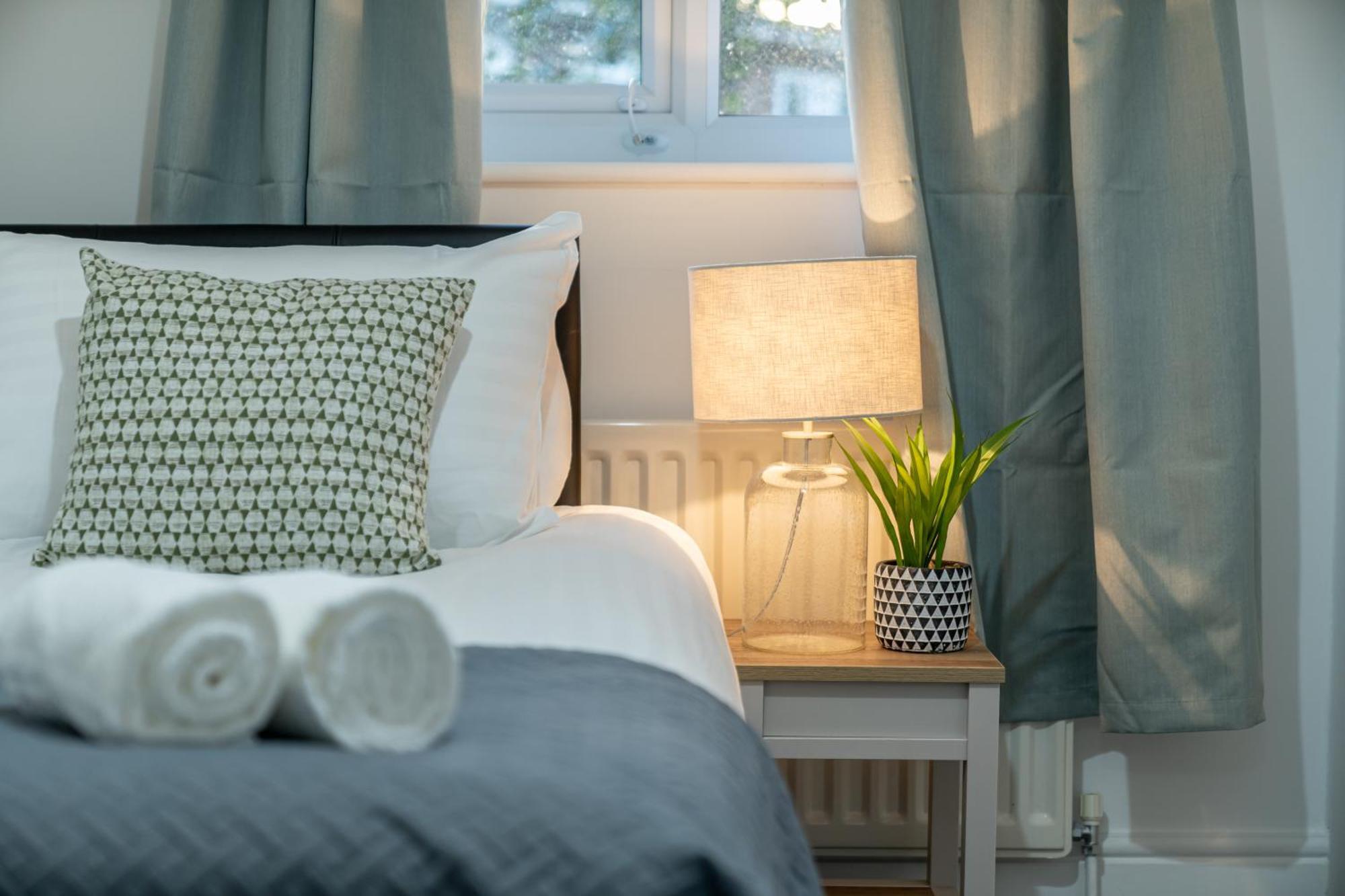 Cozy 3 Bed House With Garden & Parking In Rochester, Kent Mins To Train Station, Wifi Rochester (Kent)
