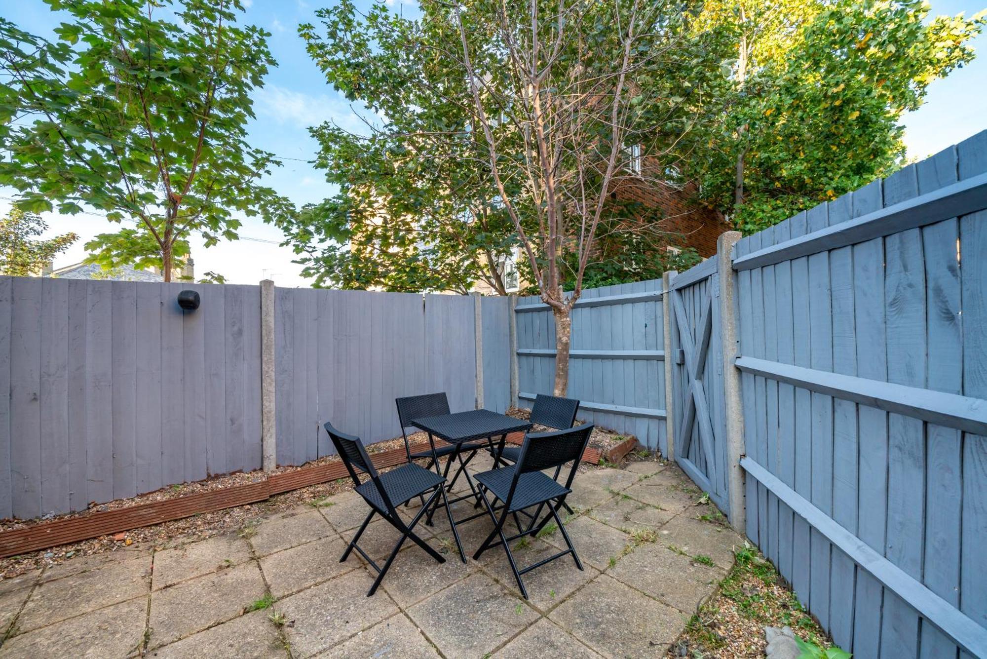 Cozy 3 Bed House With Garden & Parking In Rochester, Kent Mins To Train Station, Wifi Holiday home *