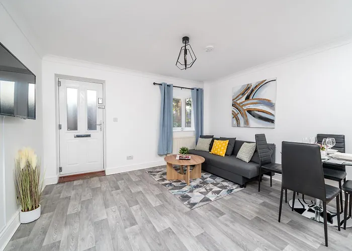 Cozy 3 Bed House With Garden & Parking In Rochester, Kent Mins To Train Station, Wifi