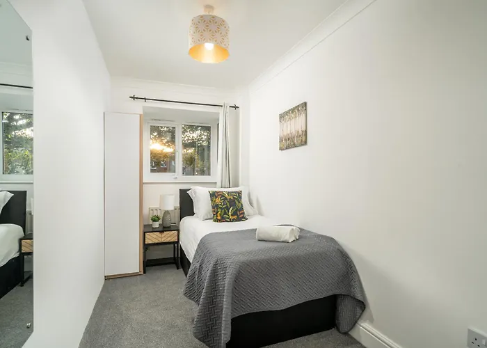 Cozy 3 Bed House With Garden & Parking In Rochester, Kent Mins To Train Station, Wifi