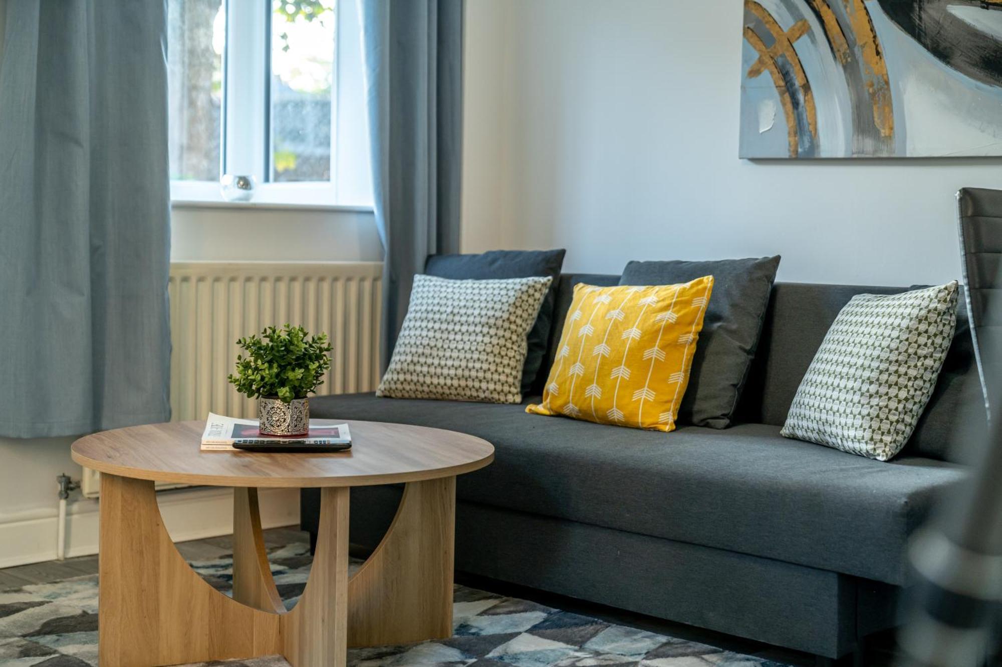 Cozy 3 Bed House With Garden & Parking In Rochester, Kent Mins To Train Station, Wifi * Rochester (Kent)