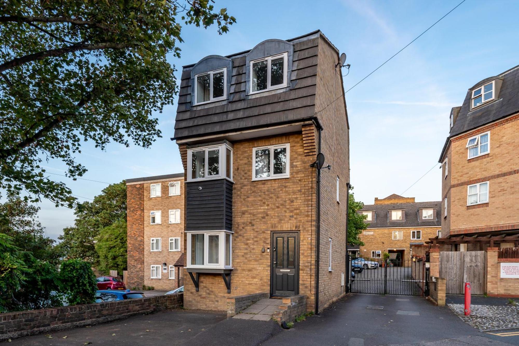 Cozy 3 Bed House With Garden & Parking In Rochester, Kent Mins To Train Station, Wifi Casa vacanze